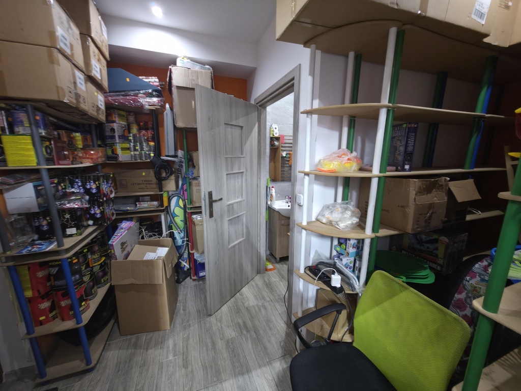 Atrakcyjny lokal handlowo-usług. w centrum Reszla — zdjęcie 9
