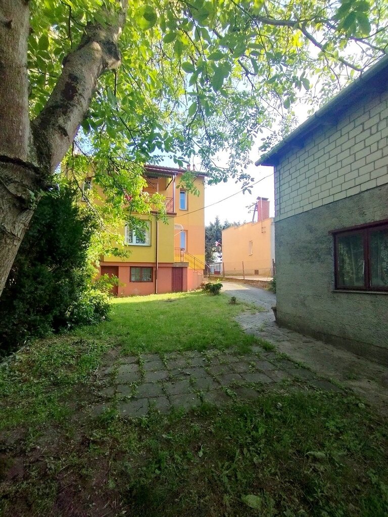 Klimatyczny dom przerobiony na 4 kawalerki - zdjęcie 2